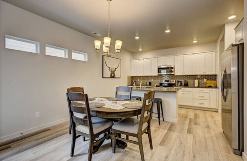 Meridian House | Idhika House Modern Retreat King Suite Family Friendly Garage AIR HOCKEY TABLE! Near Idaho Center & Boise