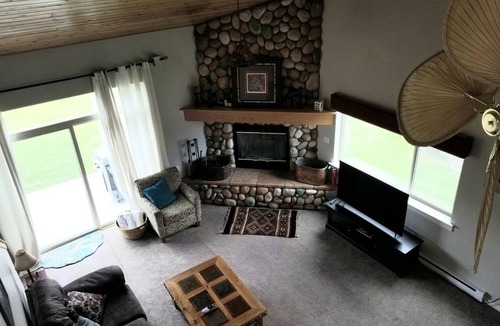 Gallatin Gateway House | Idyllic Big Sky Stay, Immaculate 3bed/3bath Townhome, Private Hot Tub