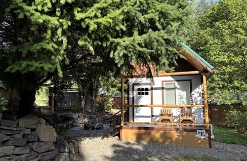Idleyld Park Cabin | Idyllic Cabin for Group Getaway along the North Umpqua River, Oregon