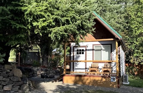 Idleyld Park Cabin | Idyllic Cabin for Group Getaway along the North Umpqua River, Oregon