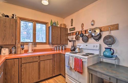 Northport House | Idyllic Northport Cottage, Walk to Lakeside!