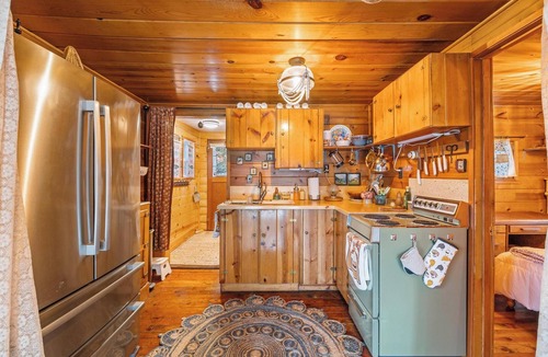 Newport Cottage | Idyllic Waterfront Bungalow In Newport on Lake Sacheen
