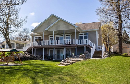 Moscow House | Immaculate Waterfront Cottage on Silver Lake in Irish Hills