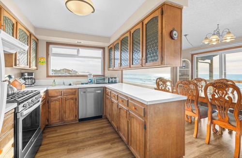 Gleneden Beach House | Impressive oceanfront home with great views dog friendly