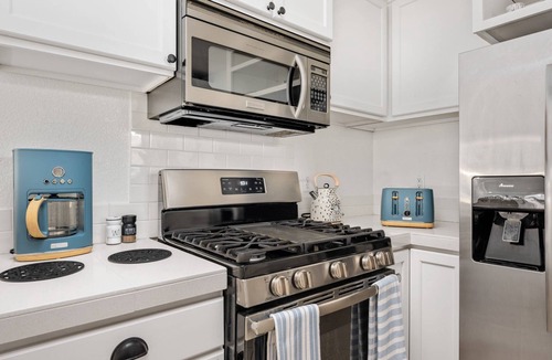 Downtown Vancouver House | Incredible Central Downtown Vancouver Location, New Décor and Furnishing, Two Miles to Waterfront