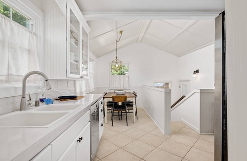Downtown Vancouver House | Incredible Central Downtown Vancouver Location, New Décor and Furnishing, Two Miles to Waterfront