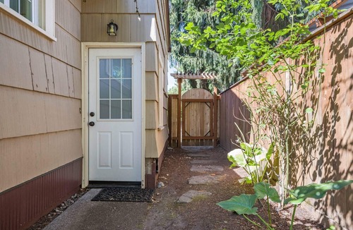 Downtown Vancouver House | Incredible Central Downtown Vancouver Location, New Décor and Furnishing, Two Miles to Waterfront