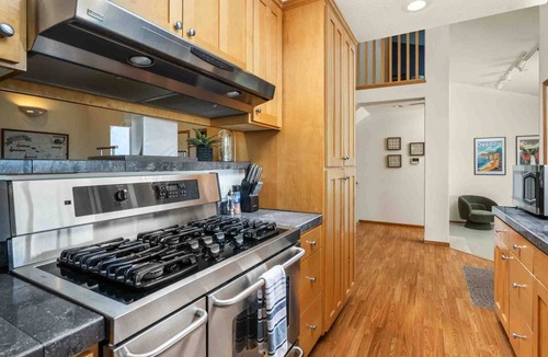 Dundee House | Incredible Dundee Hills Escape, Pet Friendly, Hot Tub, Covered Deck, Walk to Park, Food, and Wine