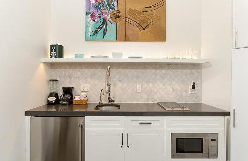 Downtown Hotel | Independence Square 310, Chic, Remodeled Studio w/Great Location in Aspen, A/C, & Kitchenette