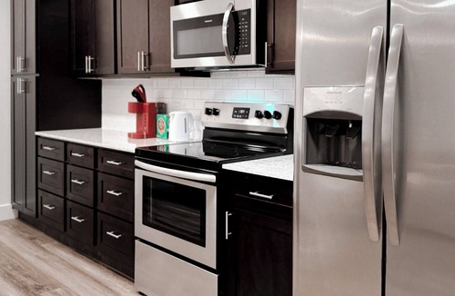 St. Joseph Historic Neighborhood Apartment | Indy Hideaway: Cozy 1BR w/King bed and Free Street Parking.