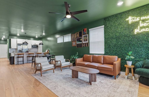 Near Northside House | Indy's Modern Muse: Top-rated home, Free Garage Parking and EV charger!
