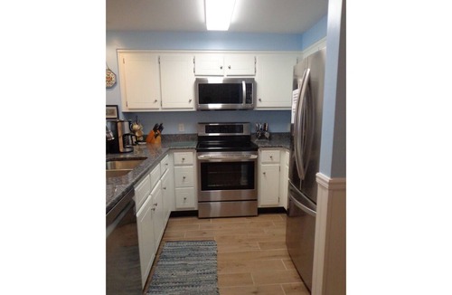 Dauphin Island Condo | Inn at Dauphin Island 304 Walk-In Shower, Updated with Wonderful Views!