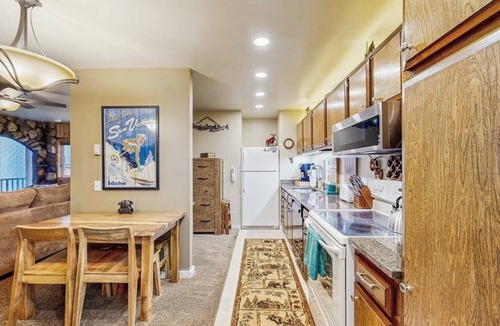 Ketchum Condo | Inviting condo with fireplace, patio, & hot tub - walk to River Run lifts
