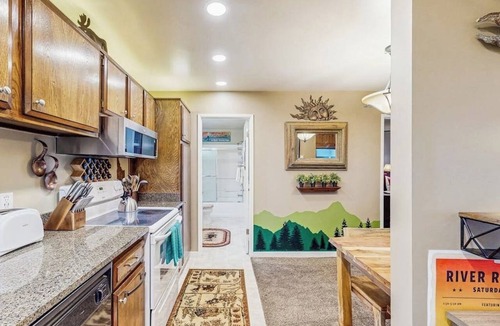 Ketchum Condo | Inviting condo with fireplace, patio, & hot tub - walk to River Run lifts