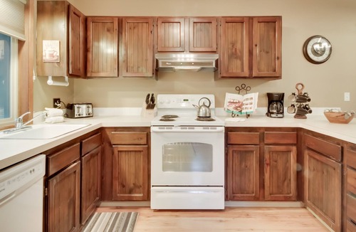 Sunriver House | Inviting resort home with fireplace, WiFi, private hot tub & sauna