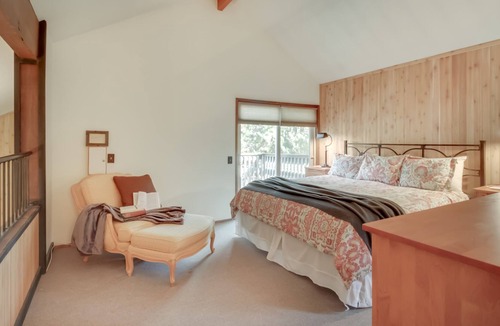 Sunriver House | Inviting resort home with fireplace, WiFi, private hot tub & sauna