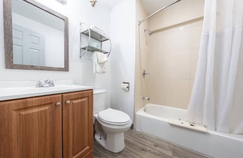 Hollywood District Hotel | Inviting Room Near Portland’s Historic Districts + Free Parking