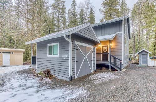 Welches Apartment | Inviting studio with kitchenette & scenic forest setting