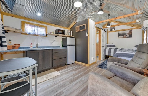 Austinville Apartment | Iowa Tiny Cabin Near Pine Lake State Park
