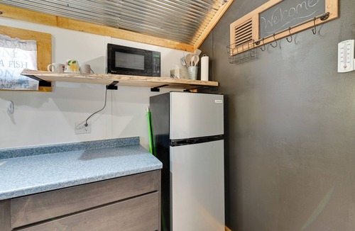Austinville Apartment | Iowa Tiny Cabin Near Pine Lake State Park