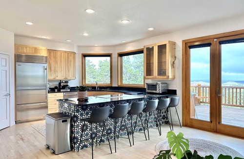 Boulder House | Ix'Calinda, Stunning Mountain Luxury Gateway, 15 mins to town.
