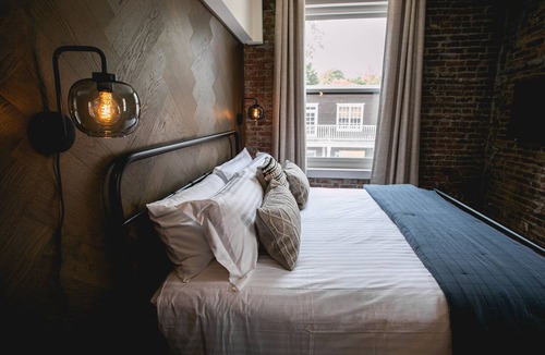 Jacksonville Hotel | Jacksonville Inn Room #5: Luxurious 1 BR King Guest Room. Walkable to the Britt Festival, downtown shops, and wine tasting rooms. Experience historic charm with modern comfort!
