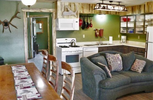 Cody Cabin | Jim Creek Cabin- Mountain Views, Cozy Cabin, on the way to Yellowstone!