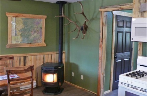Cody Cabin | Jim Creek Cabin- Mountain Views, Cozy Cabin, on the way to Yellowstone!