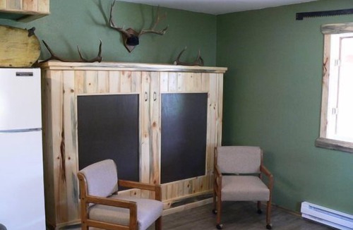 Cody Cabin | Jim Creek Cabin- Mountain Views, Cozy Cabin, on the way to Yellowstone!