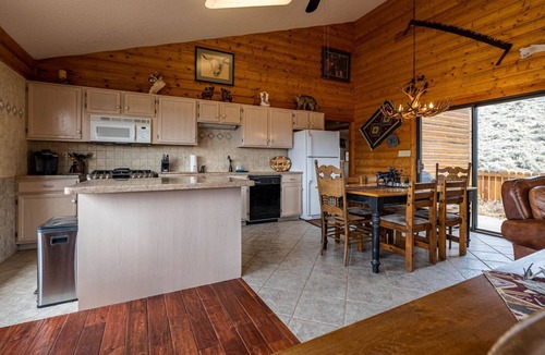 Cody House | Jim Mountain Retreat- Mountaintop Views, Seasonal Hot Tub, Large Group Retreat