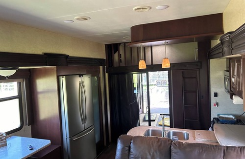 Roseburg House | Just off I-5, RV available on a secluded lot. Close to town.