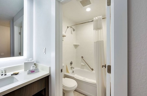 Grants Pass Hotel | Just What You Were Looking For! 2 Spacious Units. Close to GP Shopping Center!
