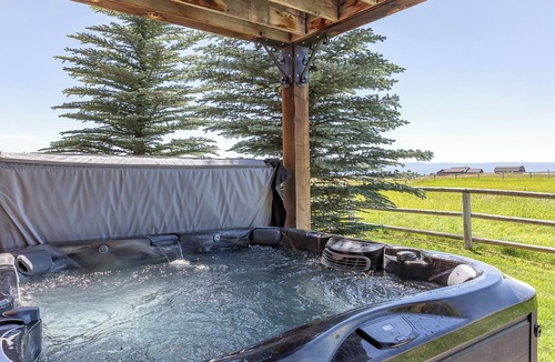 Clawson House | KABINO: Partial A/C Hot Tub FirePit Foosball Telescope Games WiFi Grill Mtn Views