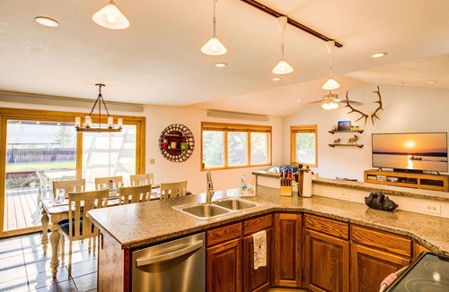 Alpine House | Kabino: Stunning Views Hot Tub Fire Pit WiFi Fenced Backyard Snowmobiling Trash Service