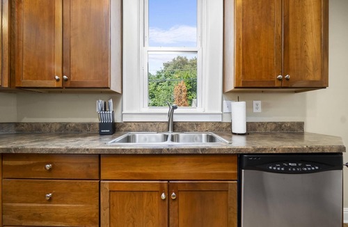 Clintonville House | Kelso's Hideout - Secluded neighborhood steps from park - Just off OSU campus