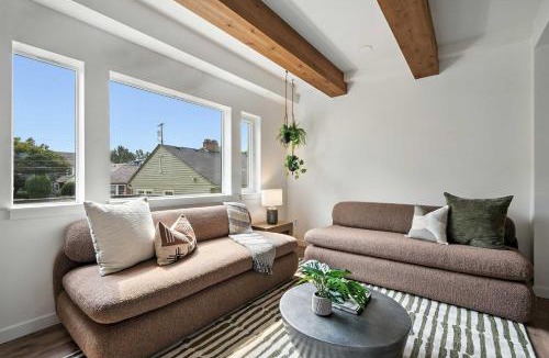 Kerns House | Kerns 6BR - New Spanish Style Group Stay
