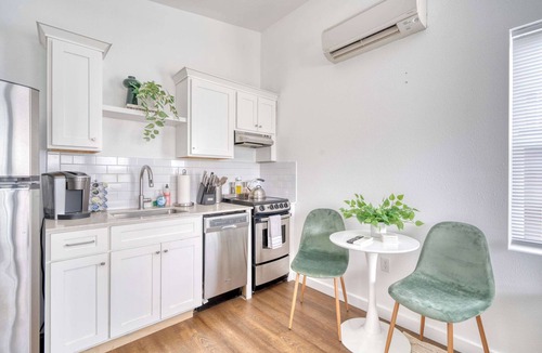 Sullivan's Gulch Apartment | Kerns Urban Cabin New Build AC Walkable