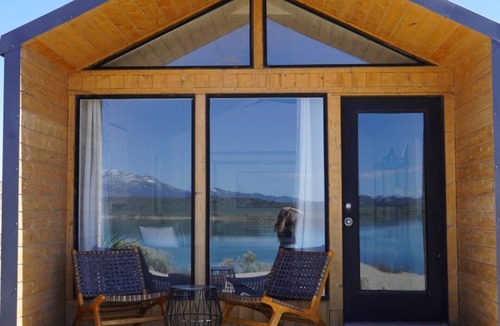 Levan Cabin | King Bed-Firepit-Shade-Chairs-Dark Skies