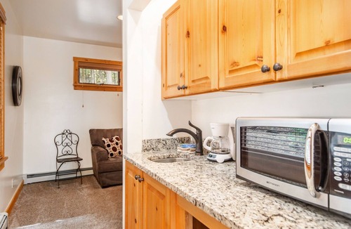 Sundance Cabin | KING BED, HOT TUB, SEPARATE GUEST HOUSE, BACK LAWN, WOOD FIREPLACE