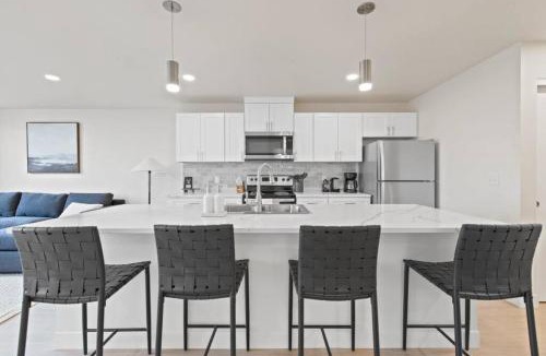 Riverside Apartment | King Bed J and K on Main Luxury Apartment 402