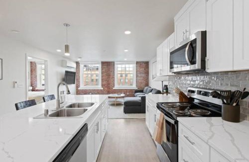 Riverside Apartment | King Bed J and K on Main Luxury Apartment 402