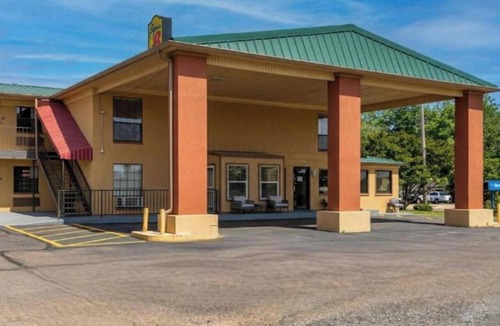 Forrest City Apartment | King Bed Non-Smoking