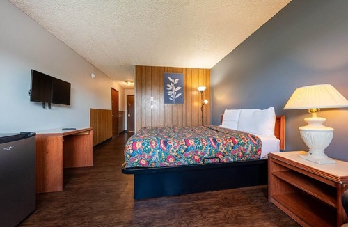 Powellhurst-Gilbert Hotel | King Bed | Non-Smoking