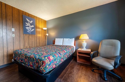 Powellhurst-Gilbert Hotel | King Bed | Non-Smoking