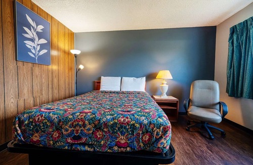 Powellhurst-Gilbert Hotel | King Bed | Non-Smoking