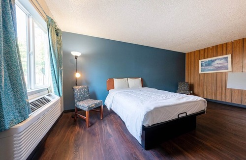 Powellhurst-Gilbert Hotel | King Bed | Non-Smoking