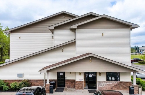 Lansing Apartment | King Bed|Non-Smoking