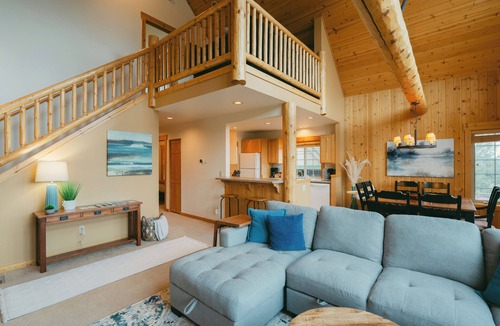Klamath Falls Ski Chalet | King Bed, Private Hot Tub, Running Y Resort Access, Golf Course, Crater Lake