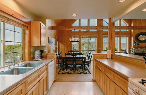 Klamath Falls Ski Chalet | King Bed, Private Hot Tub, Running Y Resort Access, Golf Course, Crater Lake