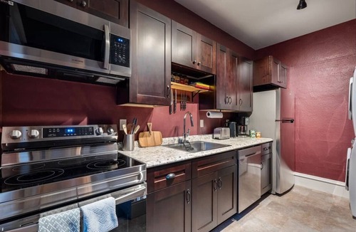 Sandpoint House | King Bed + Sauna + Hot Tub | Walk to Downtown
